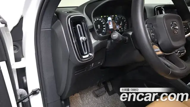 Volvo XC40 2020 — Фото 13/20