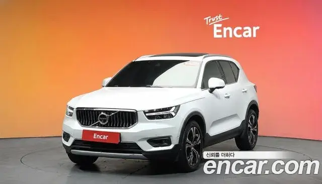 Volvo XC40 2020 — Фото 1/20