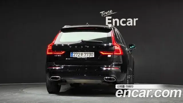 Volvo XC60 2021 — ფოტო 17/20