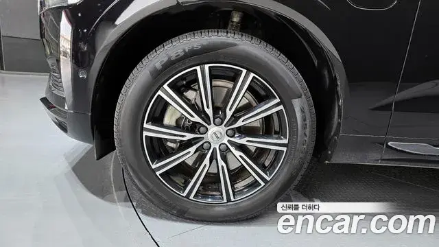 Volvo XC60 2021 — ფოტო 10/20