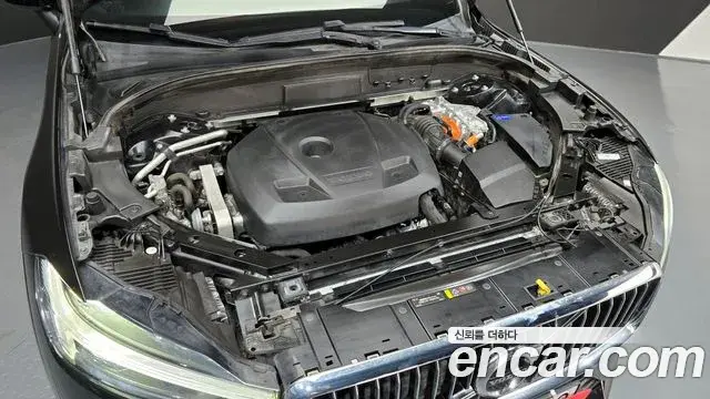 Volvo XC60 2021 — ფოტო 19/20