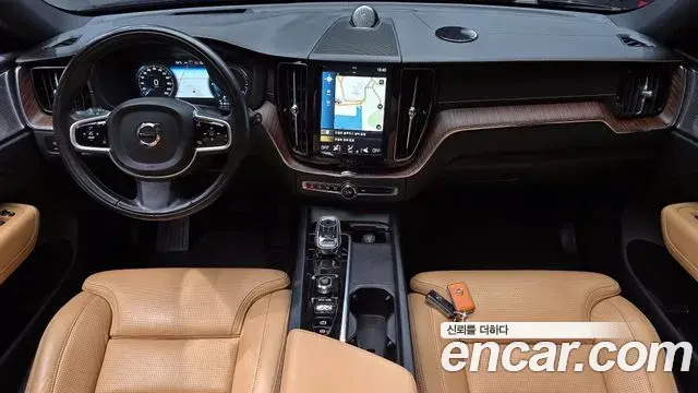 Volvo XC60 2021 — ფოტო 9/20