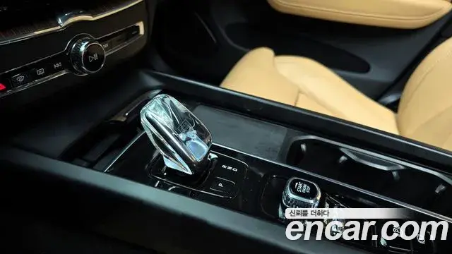 Volvo XC60 2021 — ფოტო 13/20