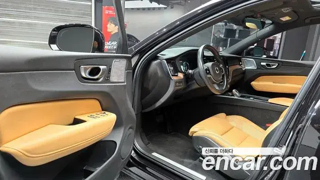 Volvo XC60 2021 — ფოტო 5/20