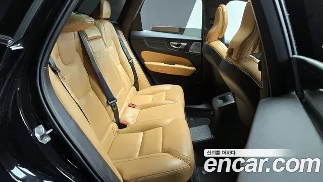Volvo XC60 2021 — ფოტო 6/20