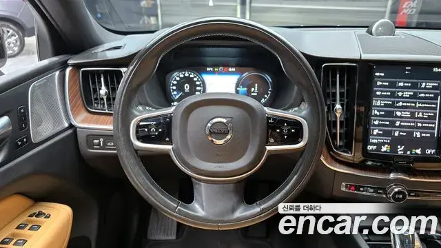 Volvo XC60 2021 — ფოტო 15/20