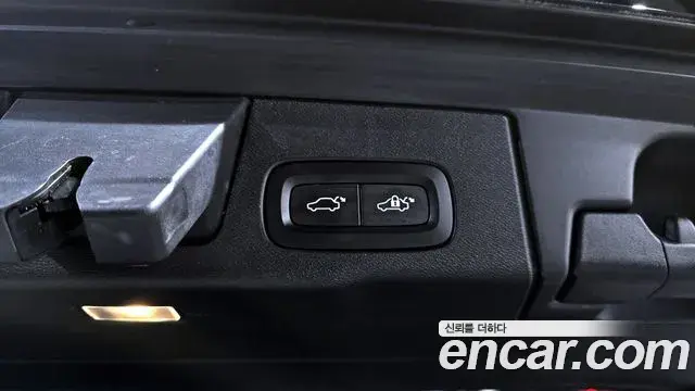 Volvo XC60 2021 — ფოტო 11/20