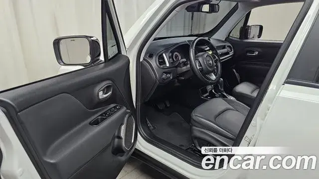 Jeep Renegade 2023 — Фото 10/20