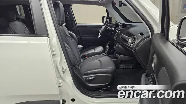 Jeep Renegade 2023 — Фото 11/20