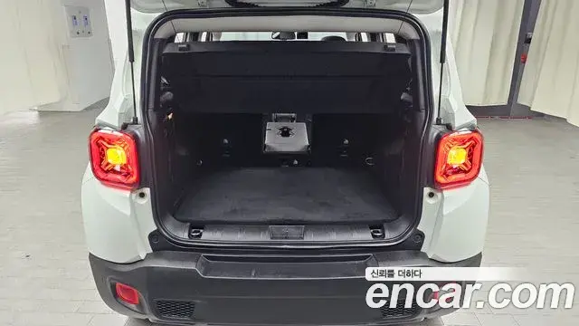 Jeep Renegade 2023 — Фото 20/20