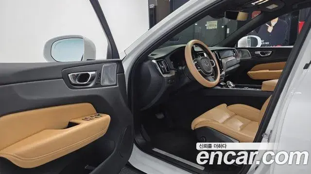 Volvo XC60 2021 — Фото 10/20