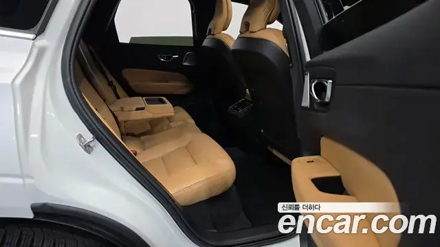 Volvo XC60 2021 — Фото 12/20