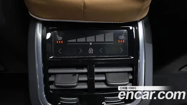 Volvo XC60 2021 — Фото 19/20