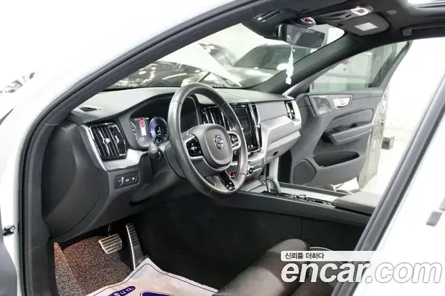 Volvo XC60 2021 — Şəkil 16/20