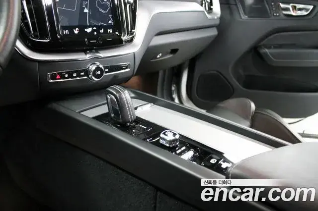 Volvo XC60 2021 — Şəkil 12/20