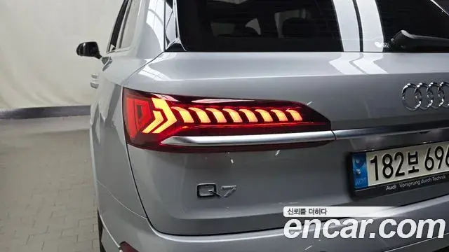 Audi Q7 2021 — Şəkil 21/32