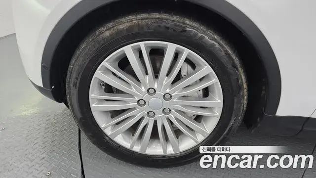 Land Rover Discovery 5 2019 — Photo 28/31