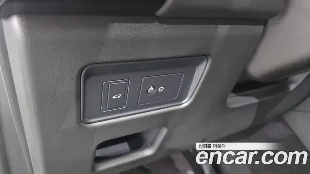 Land Rover Discovery 5 2019 — Photo 7/31