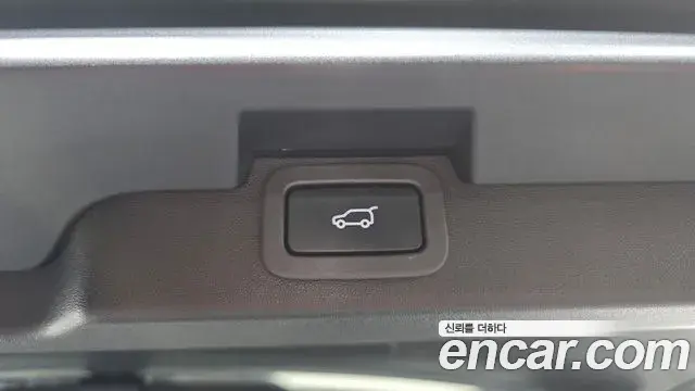 Land Rover Discovery 5 2019 — Photo 19/31