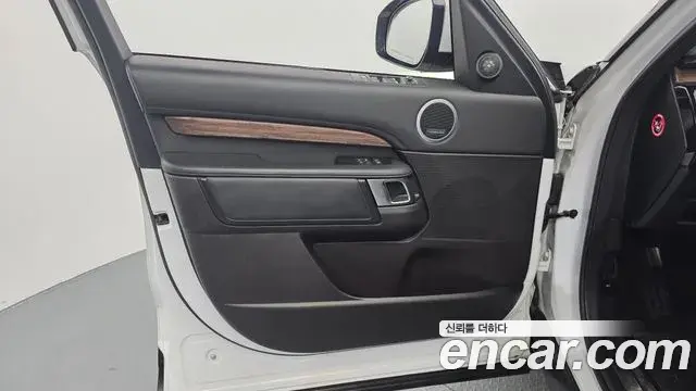 Land Rover Discovery 5 2019 — Photo 5/31