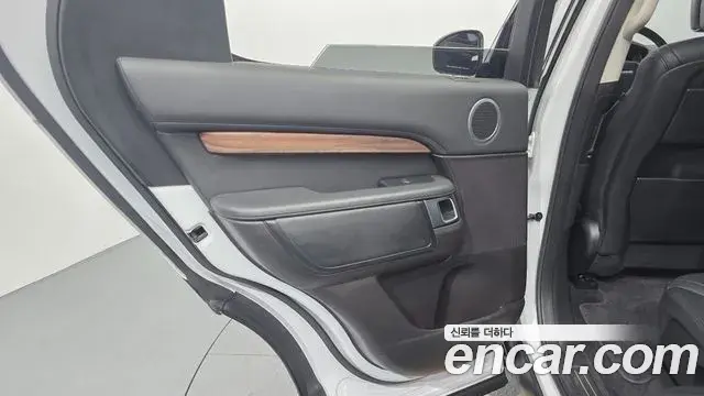 Land Rover Discovery 5 2019 — Photo 18/31