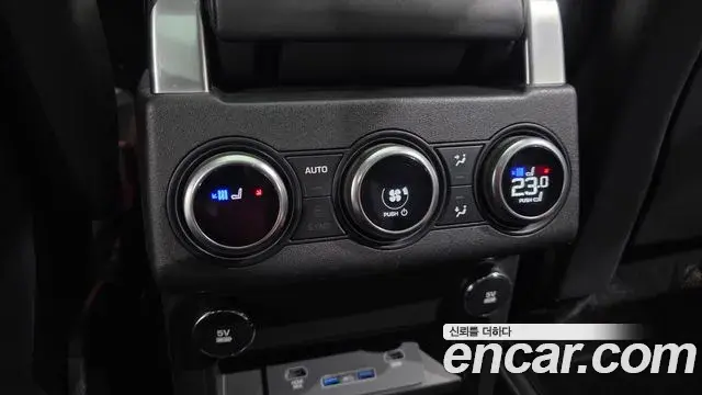 Land Rover Discovery 5 2019 — Photo 8/31