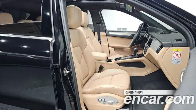Porsche Macan 2022 — Photo 1/40