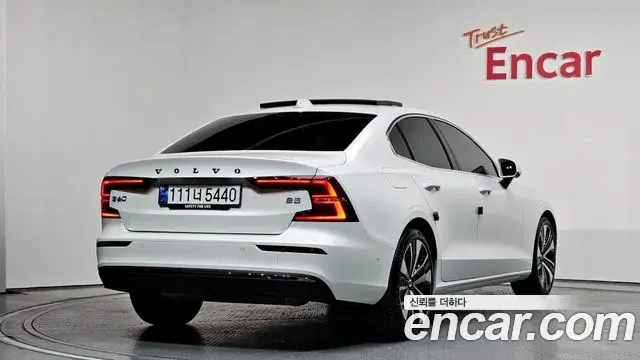 Volvo S60 2023 — Photo 12/37