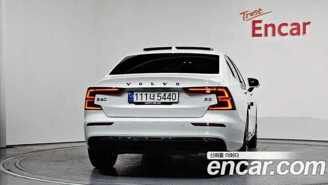 Volvo S60 2023 — Photo 8/37