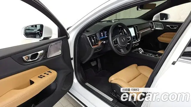 Volvo S60 2023 — Photo 27/37