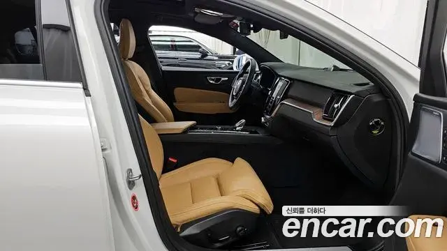 Volvo S60 2023 — Photo 6/37