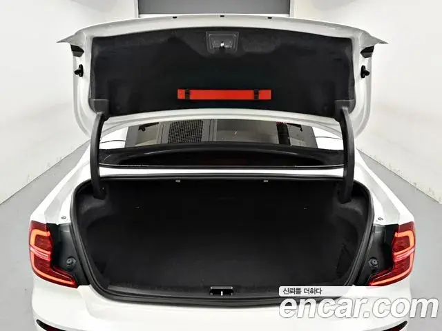 Volvo S60 2023 — Photo 20/37