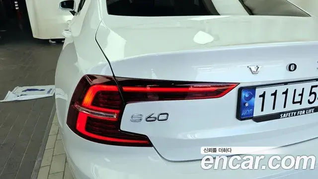 Volvo S60 2023 — Photo 25/37