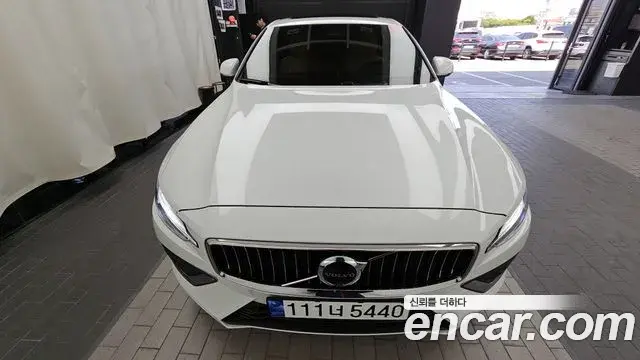 Volvo S60 2023 — Photo 3/37