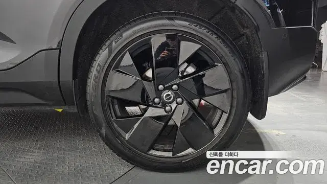 Volvo XC40 2025 — Şəkil 10/31