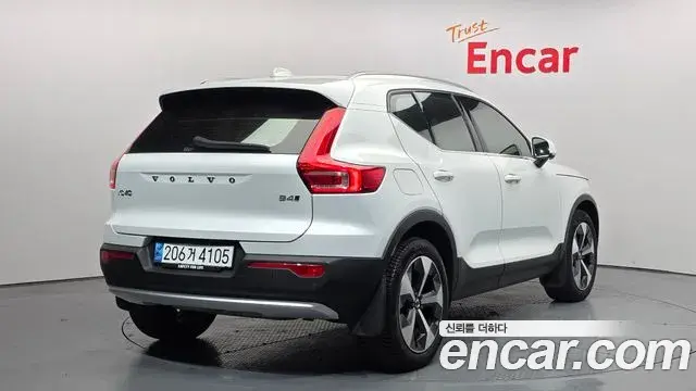 Volvo XC40 2023 — Фото 1/20