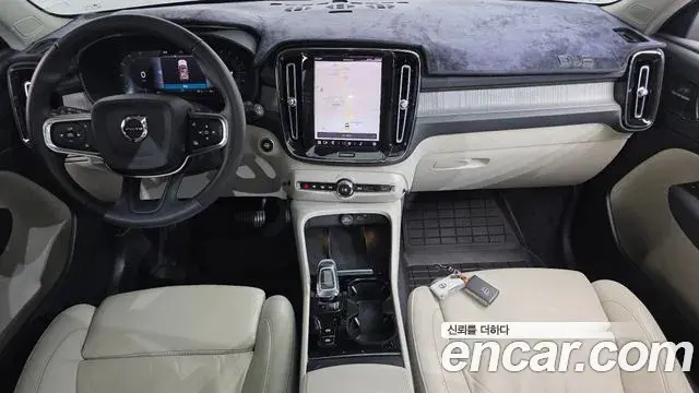 Volvo XC40 2023 — Фото 9/20