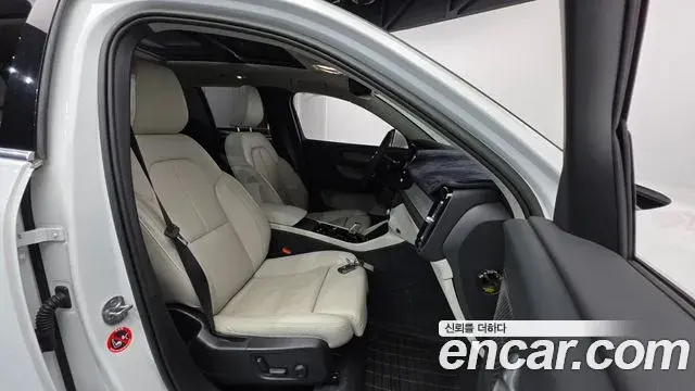 Volvo XC40 2023 — Фото 8/20