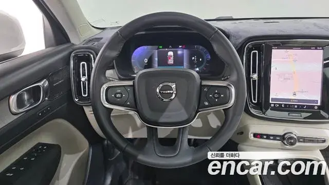 Volvo XC40 2023 — Фото 13/20
