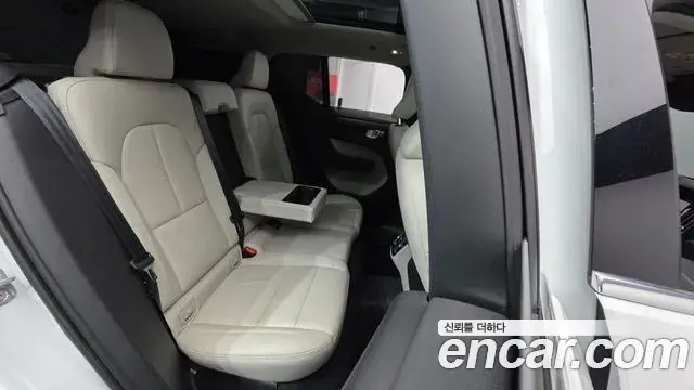 Volvo XC40 2023 — Фото 17/20