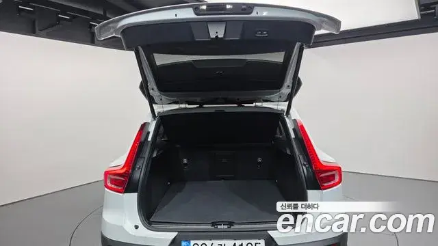 Volvo XC40 2023 — Фото 19/20