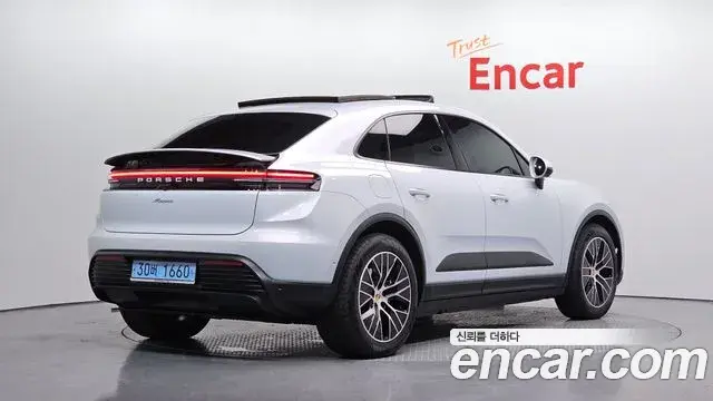 Porsche Macan EV 2025 — Photo 2/20