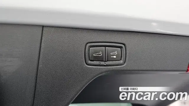 Porsche Macan EV 2025 — Photo 18/20