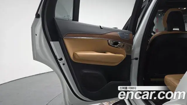 Volvo XC90 2018 — ფოტო 33/33