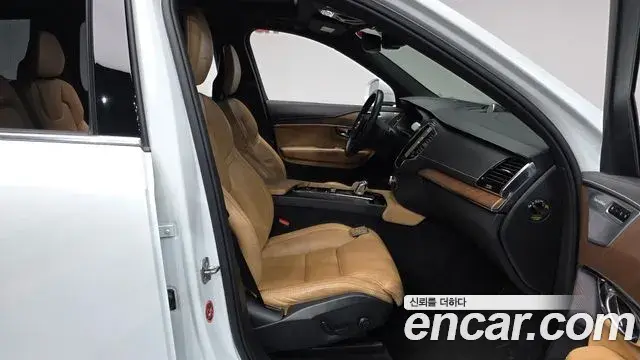 Volvo XC90 2018 — ფოტო 9/33