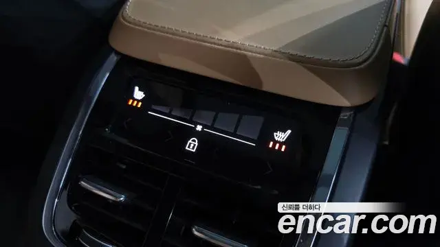 Volvo XC90 2018 — ფოტო 30/33