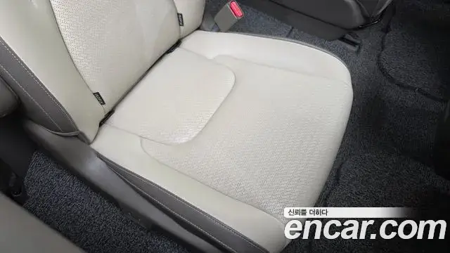 Kia Carnival 2020 — ფოტო 19/32