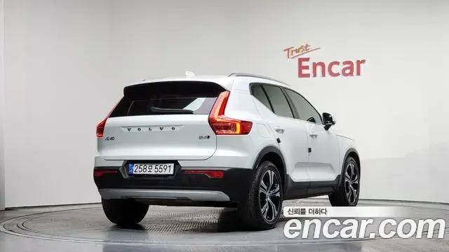 Volvo XC40 2020 — Фото 2/20