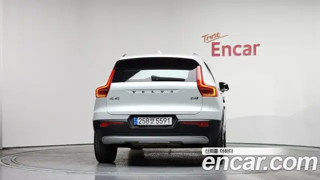 Volvo XC40 2020 — Фото 4/20