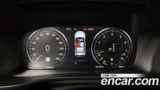Volvo XC40 2020 — Фото 8/20